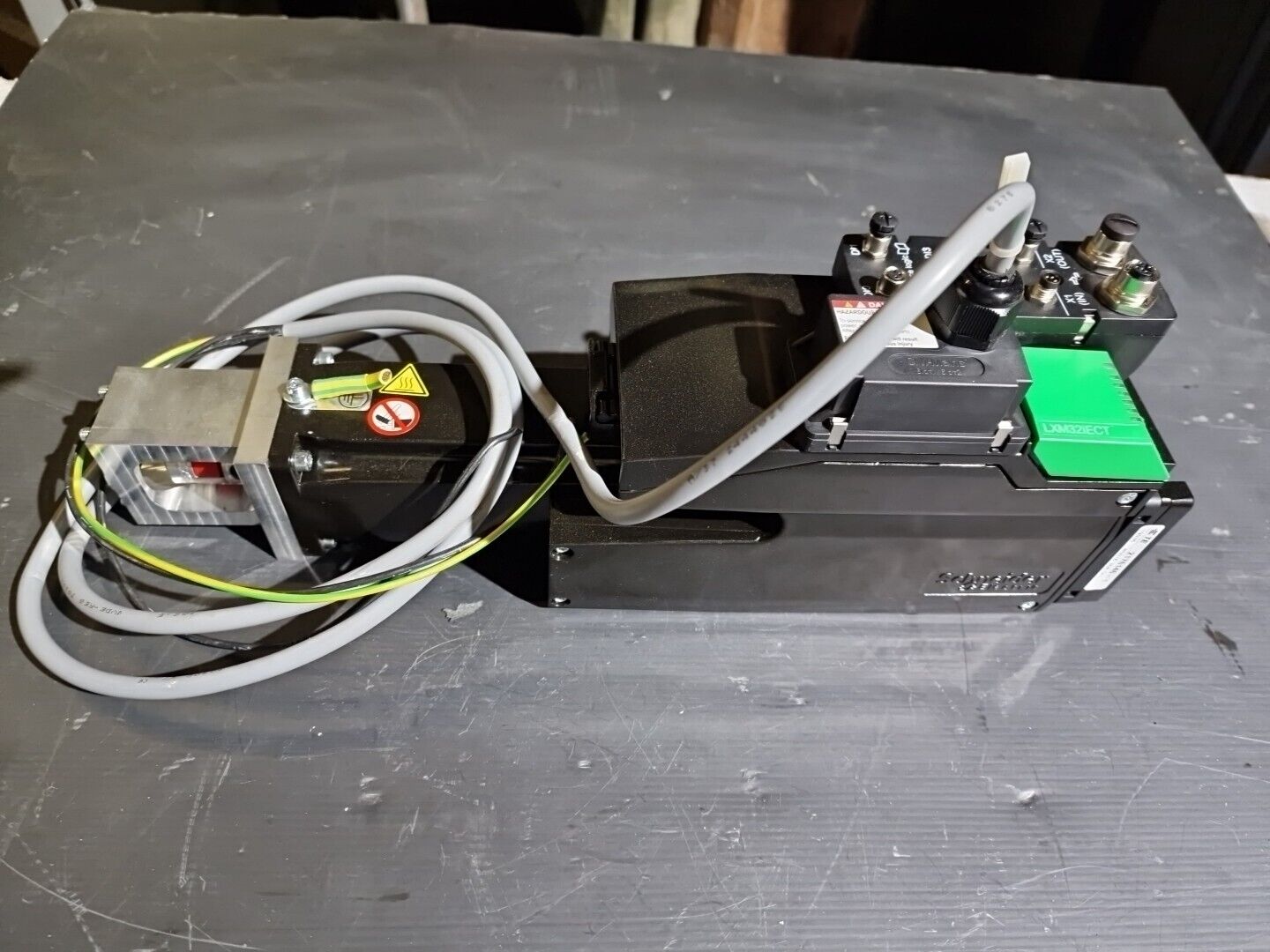 Schneider Electric Servomotor BM10703T16F + LXM32IECT