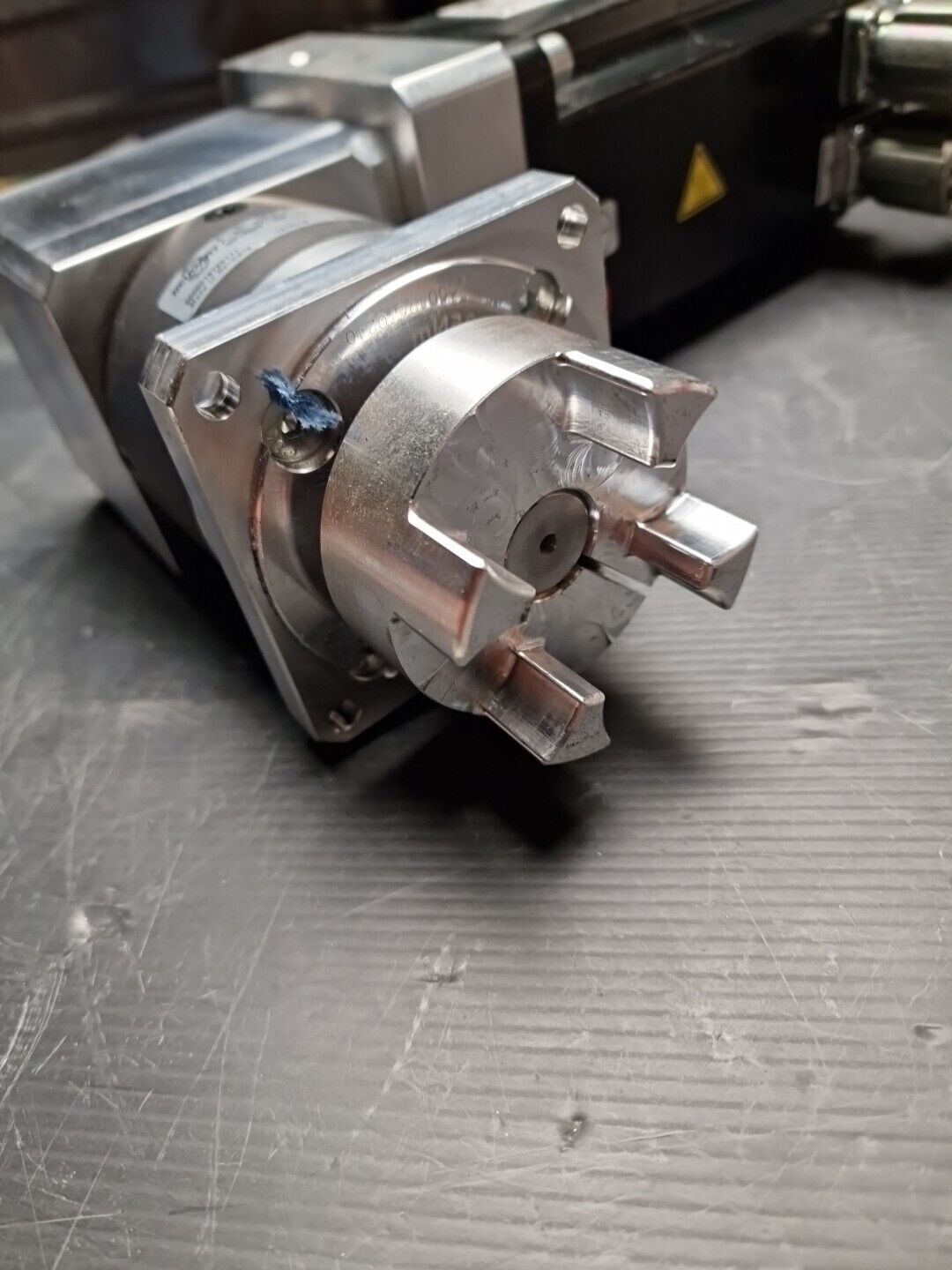 Schneider Electric BMH1001T07F2A Motor + Neugart 100271876 Getriebe