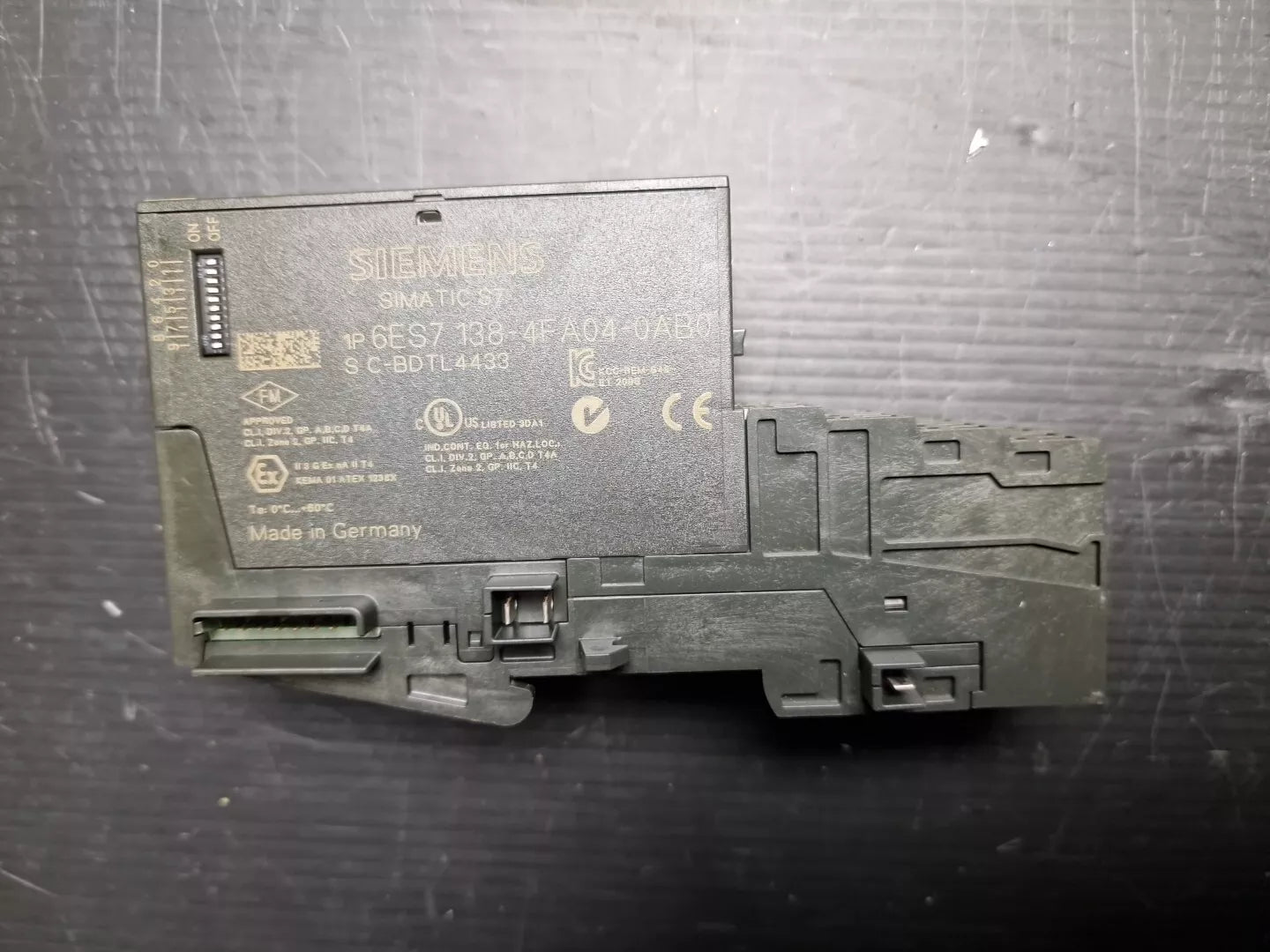 Siemens Simatic 6ES7 138-4FA04-0AB0 inkl. Sockel